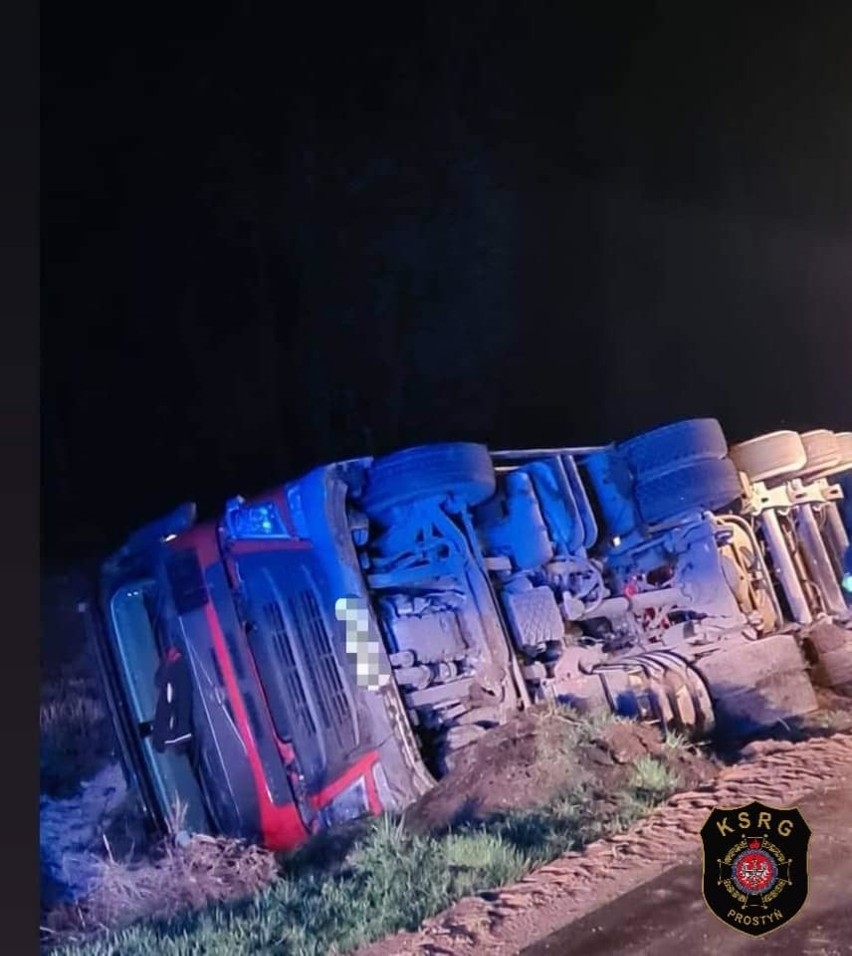 Wypadek na drodze Prostyń- Złotki. Ciężarówka wjechała do rowu. Utrudnienia w ruchu trwały do późnych godzin nocnych 15.04.2021. Zdjęcia