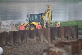 Tak obecnie wyglądają prace przy Odrze w Krośnie Odrzańskim. Nowe zdjęcia z robót przy moście i wałach przeciwpowodziowych
