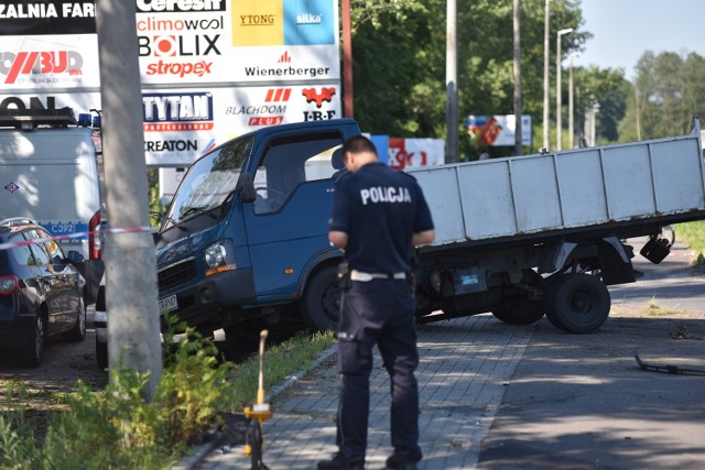 Wypadek na ulicy NieszawskiejDo zderzenia dwóch aut doszło na ulicy Nieszawskiej. W skutek kolizji jedno z auto spadło do rowu. Utrudnienia w ruchu trwają.