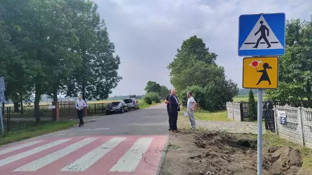 W miejscowości Boże w gminie Stromiec ruszyła przebudowa drogi powiatowej, będzie między innymi nowe przejście dla pieszych.
