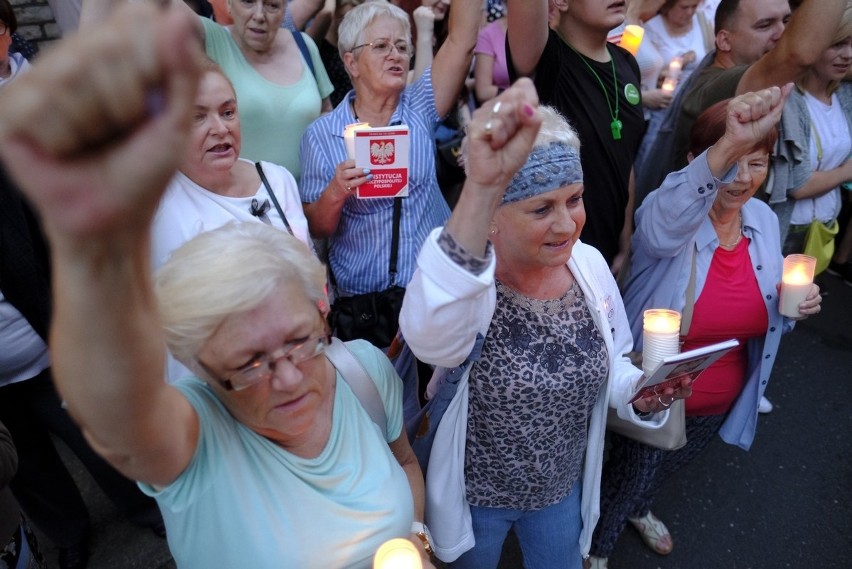 Toruń. Protest po uchwaleniu ustawy o Sądzie Najwyższym...