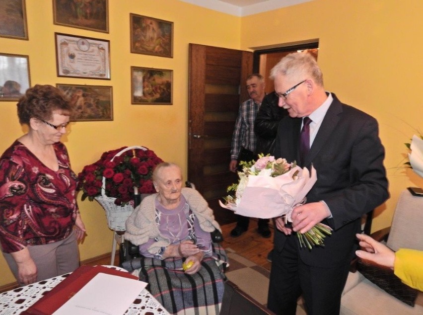 Gródek nad Dunajcem. Franciszka Popardowska skończyła 100 lat. Życzenia jubilatce złożył prezydent Nowego Sącza