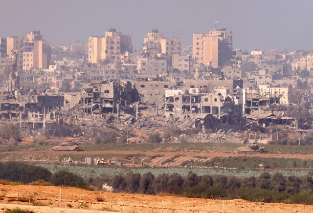 Budynki w bombardowanej przez Izrael Strefie Gazy. Gdzie są przetrzymywani polscy zakładnicy?