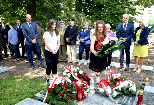 Msza święta na cmentarzu wojennym w Tarnobrzegu w 80. rocznicę śmierci obrońcy miasta Józefa Sarny.