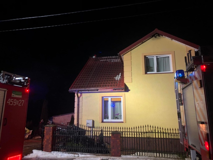 Konopczyn. Osiem zastępów straży pożarnej przez kilka godzin gasiło pożar domu w regionie [ZDJĘCIA]