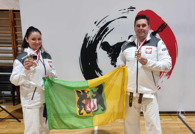 Małżonkowie Monika i Ryszard de Janauis Święćkowscy wrócili z kompletem medali z Mistrzostw Polski Senior Plus w Karate Tradycyjnym, które odbyły się w Pruszkowie.