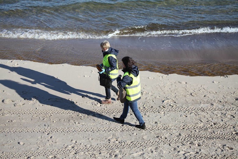Morze wyrzuciło substancję chemiczną na plaży między Ustką a Rowami [ZDJĘCIA]