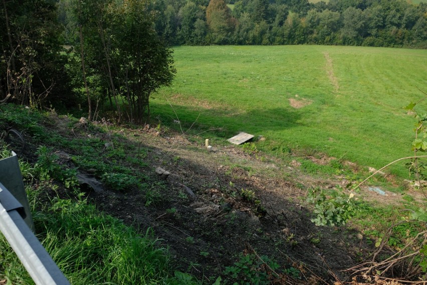 Na zakręcie śmierci w Leszczawie Dolnej ponownie postawili krzyż. Ściął go podczas wypadku ukraiński autokar [ZDJĘCIA]