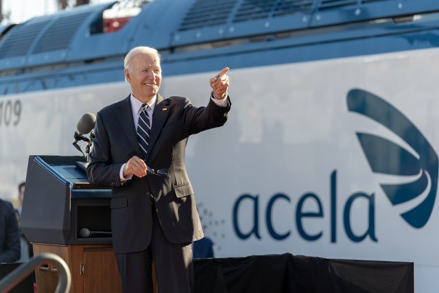 Prezydent USA Joe Biden ma pełne ręce roboty. A co robi po pracy? Gdzie najchętniej spędza urlopy i wakacje? Sprawdziliśmy! Przekonajcie się, jak wygląda prezydencki wypoczynek.