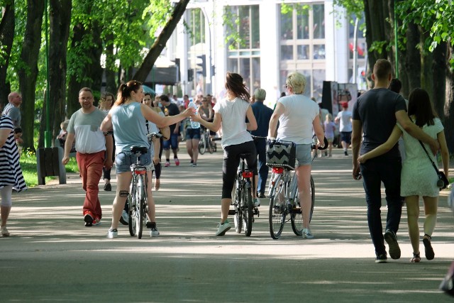 Rynek Kościuszki, Planty, Pałac Branickich, to miejsca najchętniej odwiedzane przez białostoczan. Z uwagi na piękną pogodę część mieszkańców wyjechała poza Białystok. Jednak ci, którzy zostali, przybyli do centrum, lub udali się na plażę w Dojlidach.