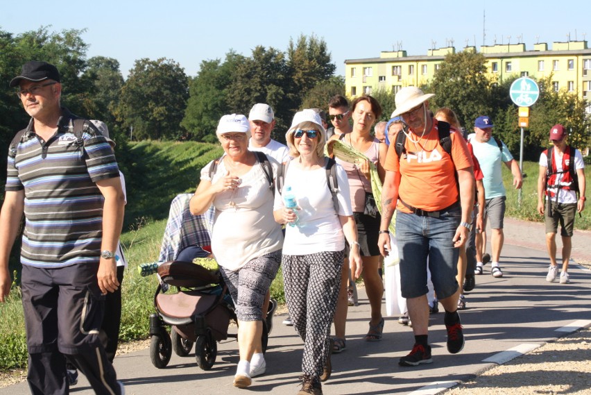 Oświęcimscy pątnicy w pięciu grupach z dekanatów:...