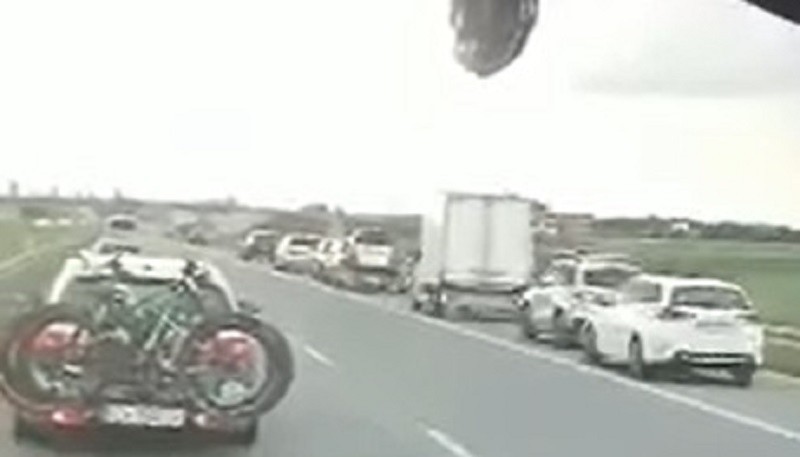 Tragiczny wypadek motocyklisty na autostradzie A1 w Woźnikach. Mężczyzna nie przeżył zderzenia z ciężarówką. Autostrada jest zablokowana