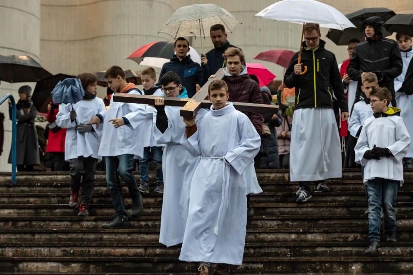 Droga Krzyżowa przeszła tradycyjnie ulicami Wybickiego,...