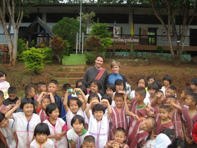 Beata Trojnar i Australijczyk Adrian uczyli tajskie dzieci angielskiego.