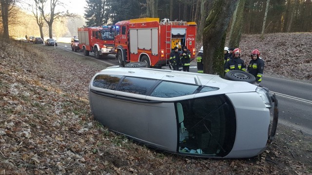 Do groźnie wyglądającego wypadku doszło we wtorek w okolicach miejscowości Św. Lipka w powiecie kętrzyńskim. Auto osobowe, którym podróżowała matka z dzieckiem, uderzyło w drzewo.