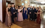 Studniówka 2023 maturzystów z Zespołu Szkół Spożywczych i Hotelarskich w Radomiu. Maturzyści bawili się w Dworku Saskim. Zobacz zdjęcia