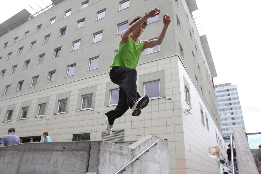 Miłośnicy parkour skakali po murkach w centrum Łodzi [ZDJĘCIA+FILM]