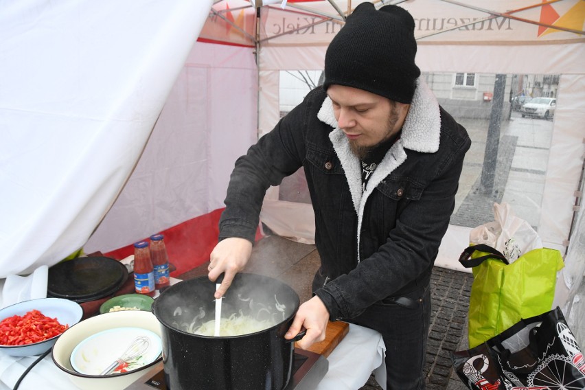 Zupa rybna na Rynku w Kielcach. Maksymilian Przybylski ugotował przysmak z karpia [ZDJĘCIA]