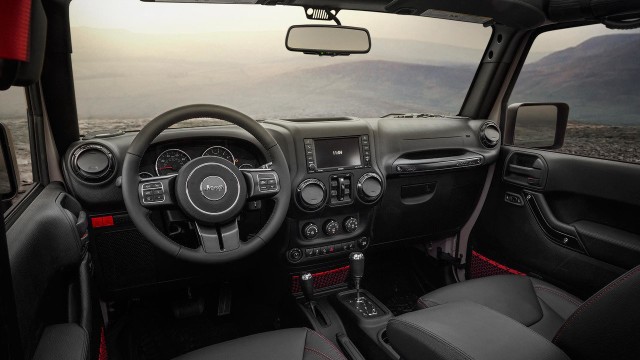 Jeep Wrangler Rubicon ReconSamochód został wyceniony na 39 145 dolarów, czyli około 160 000 zł. Przypomnijmy, że następcę Wranglera poznamy w 2018 roku.Fot. Jeep