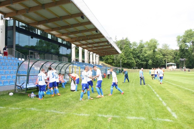 W miejscu, gdzie obecnie znajdują się ławki rezerwowych już latem pojawią się cztery tory bieżni lekkoatletycznej