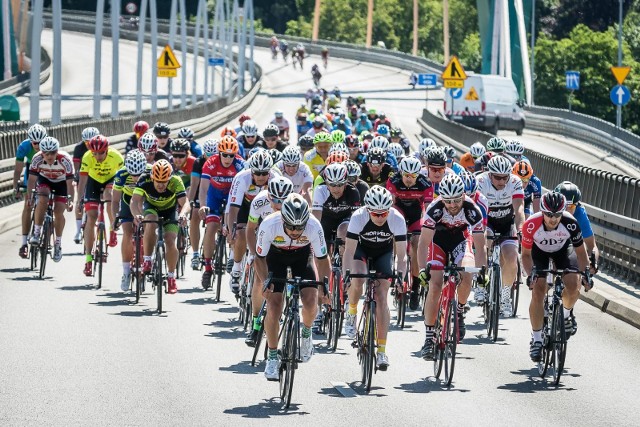 Kilkuset kolarzy ścigało się w niedzielę w zawodach Bydgoszcz Cycling Challene. To była już druga edycja imprezy, rozgrywanej na malowniczej Trasie Uniwersyteckiej. Uczestnicy rywalizowali na krótkiej pętli liczącej 3300 m, a podczas każdego z wyścigów do pokonania było kilka okrążeń. Zawody główne składały się z kilku części: 3 startów eliminacyjnych na „szosach”, z których najlepsi kolarze awansowali do finału; wyścigu na rowerach górskich i finału, w którym wyłoniony został zwycięzca BCC. Dodatkowo - indywidualna jazda na czas na dystansie 10 km. Zobaczcie, co działo się na trasie BCC >>>>