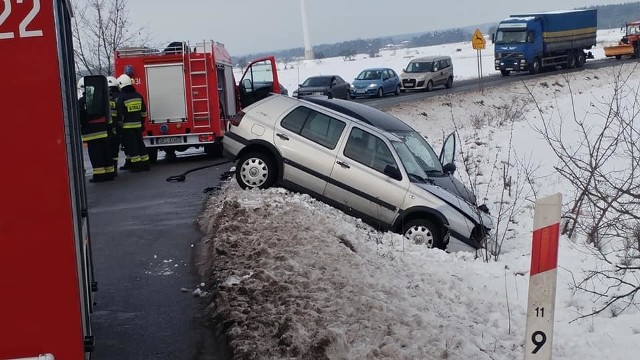 Dwa samochody w rowie w Zawadach. W jednym z aut była kobieta w ciąży