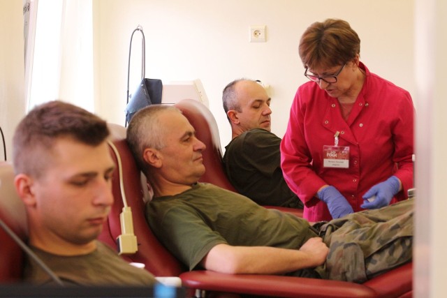 Żołnierze z 2. Lubelskiej Brygady Obrony Terytorialnej organizują zbiórki krwi w swoich batalionach i zgłaszają się do punktów pobrań indywidualnie 
