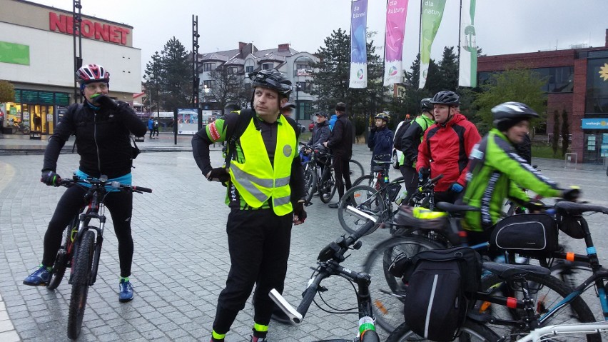 Pierwszy w tym roku Night Biking. Rowerzyści wzięli udział w nocnym rajdzie ZDJĘCIA