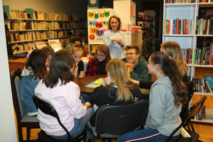 Rekordowa Noc Bibliotek w Kazimierzy Wielkiej. Były gry planszowe, rywalizacja w quizach oraz zajęcia muzyczne [ZDJĘCIA]  