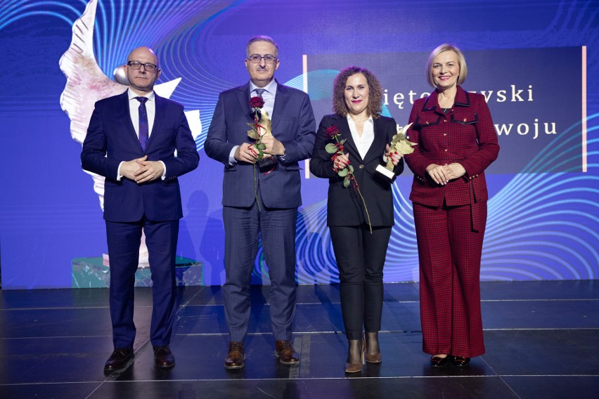 Nagrodą dla Starachowic odebrała wiceprezydent Elżbieta...