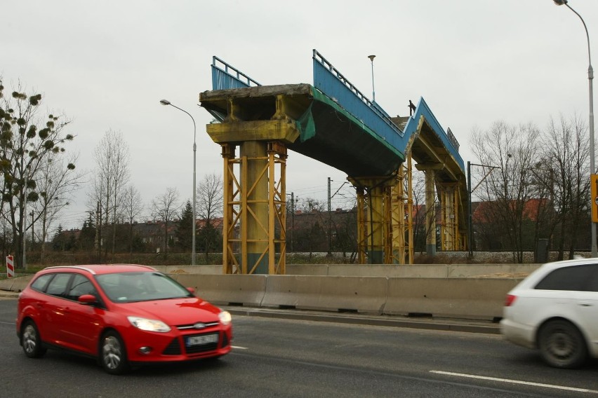 Tak prowadzono rozbiórkę dawnej kładki nad al. Sobieskiego