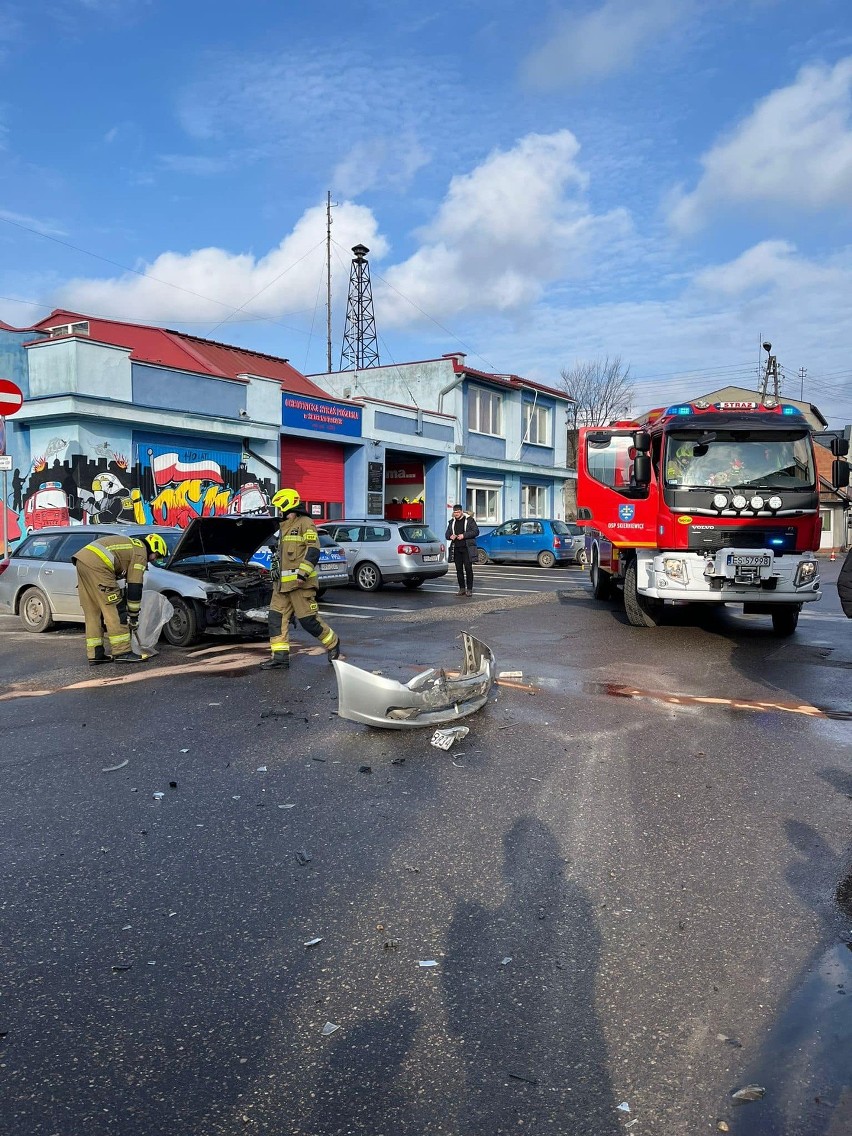Wypadek w centrum Skierniewic. Jedna osoba ranna. ZDJĘCIA