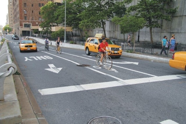 Dzieło Michaela Bloomberga, burmistrza Nowego Jorku. Dla innych nie do zrobienia. To pasy rowerowe na ruchliwym Manhattanie, głównej dzielnicy Nowego Jorku.