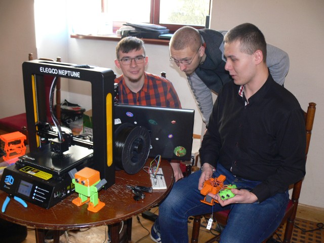 Pomysłodawcą i organizatorem konkursu byli studenci między innymi studenci mechatroniki sandomierskiej uczelni, kt&oacute;rzy zaprezentowali podczas finałowego spotkania drukarki 3D.