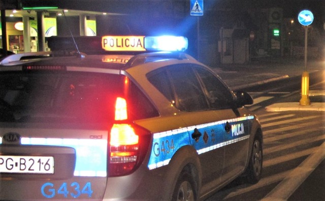 Policjanci z Oświęcimia przerwali nocny wyścig dwóch samochodów w Łękach, na ulicy Piastowskiej, w ciągu DW 948.