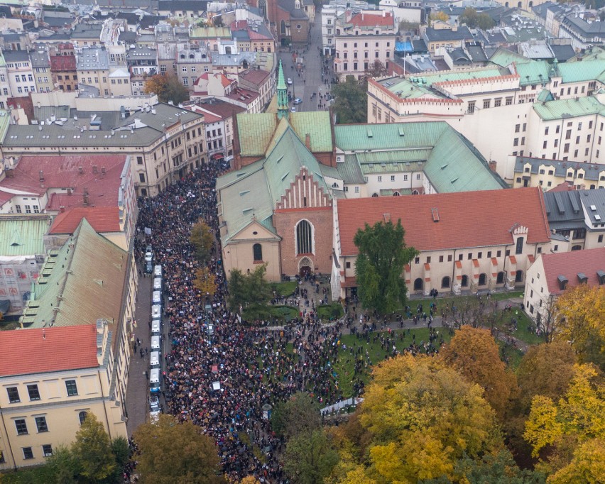 Protest pod krakowską kurią.