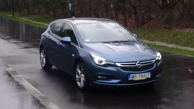 Pierwszy Opel Astra pojawił się na rynku w 1991 roku, jako następca modelu Kadett. Po siedmiu latach producent wypuścił drugą, a w 2004 roku – trzecią generację Astry. Produkcja czwartej odsłony rozpoczęła się w 2009 roku, a w 2015 pojawiła się generacja numer pięć, o oznaczeniu K, produkowana w zakładzie Opla w Gliwicach / Fot. Kacper Rogacin