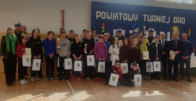Uczniowie szkół podstawowych z powiatu zwoleńskiego wzięli udział w eliminacjach Turnieju Bezpieczeństwa w Ruchu Drogowym organizowanym przez policjantów komendy powiatowej w Zwoleniu.