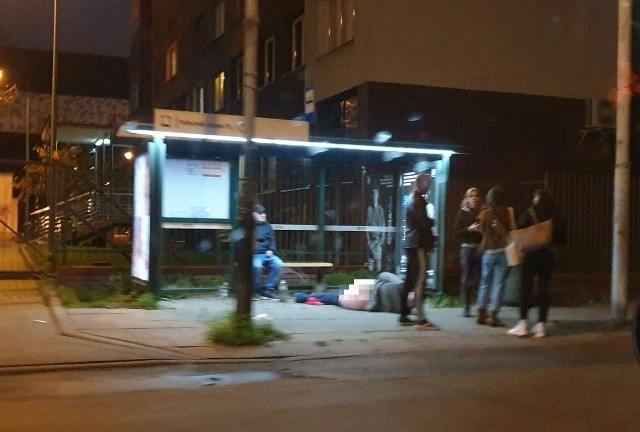 Na Szpitalny Oddział Ratunkowy szpitala im. WAM trafił 35-letni mężczyzna, który w minioną sobotę (5 listopada) leżał pod wiatą przystanku autobusowego przy ul. Radwańskiej. 35-latek był półnagi - nie miał na sobie spodni.