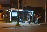 Półnagi mężczyzna na przystanku autobusowym w centrum Łodzi. Trafił do szpitala ZDJĘCIA