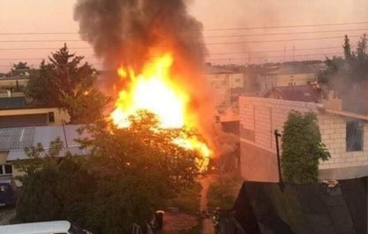 Pożar wybuchł w sobotę wczesnym rankiem na ulicy Szkolnej w Bialobrzegach.