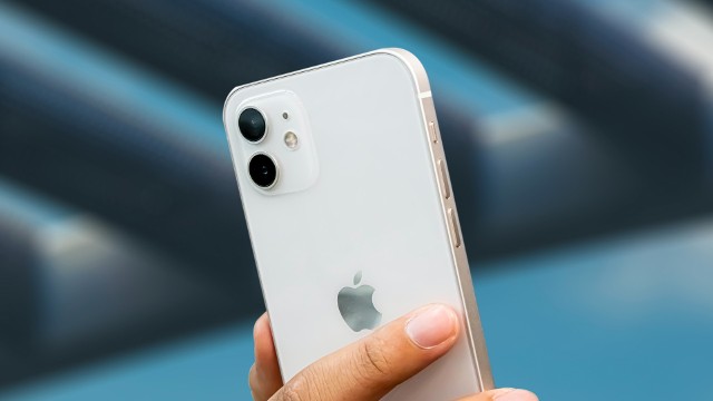 Według ANFR iPhone 12 przekracza o 1,74 W na kilogram ustawową wartość graniczną odpowiadającą energii, jaką może pochłonąć ludzkie ciało, gdy telefon jest trzymany w dłoni.