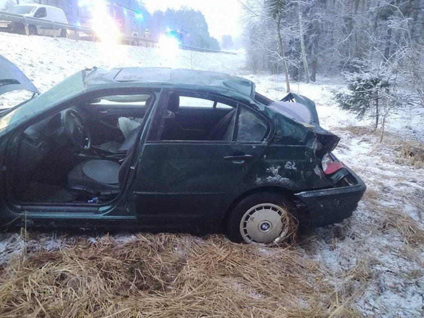 Dachowanie BMW na DK65 w okolicach miejscowości Zalesie