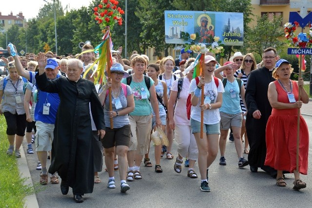 W sześciu grupach pielgrzymkowych przeważają młodzi katolicy, którzy idą z radością na Jasną Górę do Królowej Polski