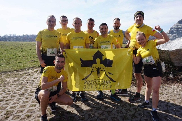 Biegaczy z Dobczyc na trasie półmaratonu jak zwykle wyróżniały żółte koszulki