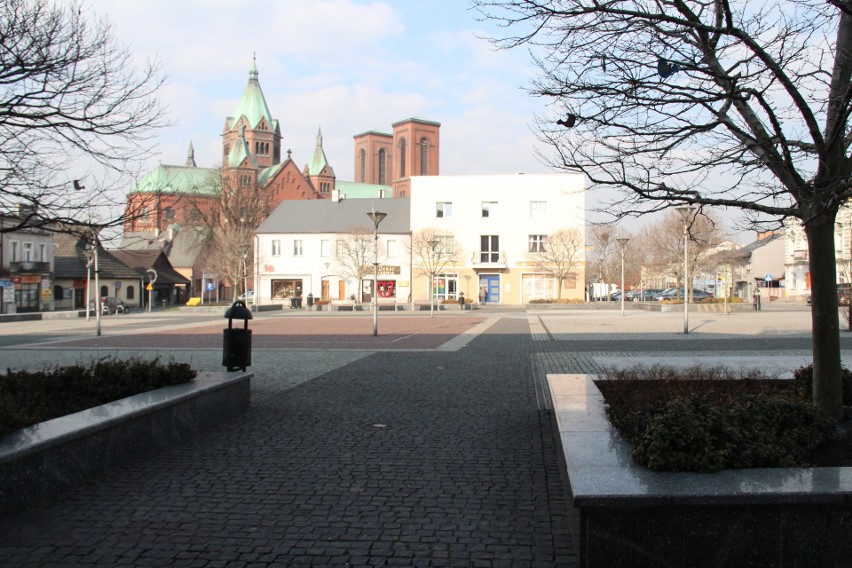 Czeladzki rynek jest pusty, ale mieszkańców można spotkać...