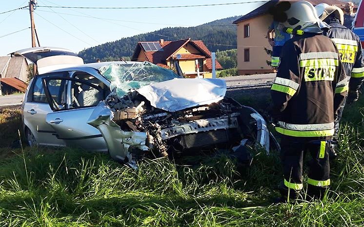 DK 28. Po zderzeniu w Kasinie Wielkiej dwa auta wypadły z drogi. Kierowca mercedesa w szpitalu