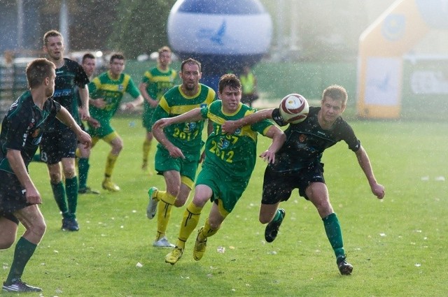 W sobotnich derbach północnego Podkarpacia, piłkarze Siarki Tarnobrzeg (zielone stroje) przegrali 1:2 ze Stalą Stalowa Wola.