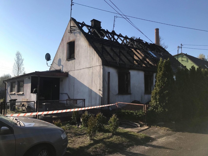 Wielki pożar domu przy ul. Mikołaja w Opolu Czarnowąsach. Część bliźniaka spłonęła całkowicie, jedna osoba nie żyje