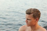 Te fryzury męskie na LATO to prawdziwy hit! Zobacz, które fryzury męskie są teraz najmodniejsze [ZDJĘCIA] 7.07.21